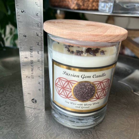 Soy Candle with Ylang Ylang and Garnet - Picture 3 of 5